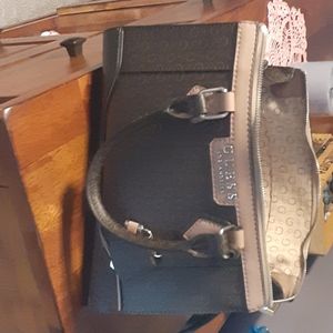 GUESS purse.    LOOKS NEW.